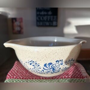 Pyrex #441 Cinderella Homestead 1 1/2 pint mixing bowl. Vintage 1960 era.